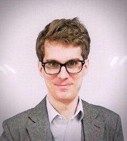 Joshua Hollis 교수
