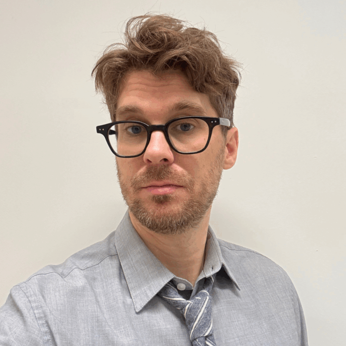 Joshua Hollis 교수