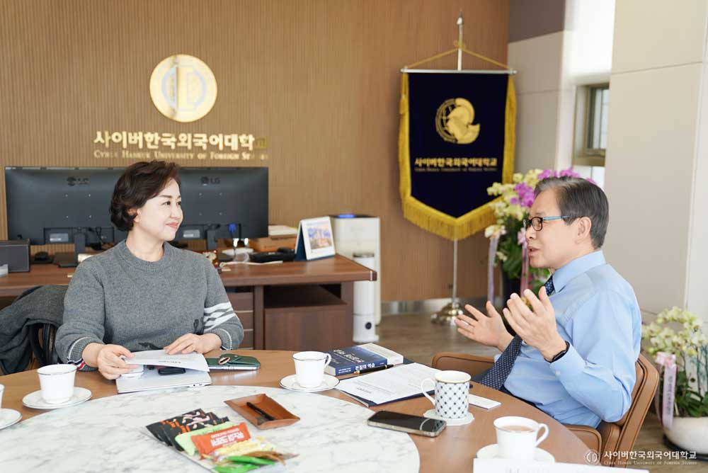 [인터뷰] 고요한 파동, 세계를 껴안는 &lsquo;디지털 상아탑&rsquo;의 설계자 (2026.3.19.)